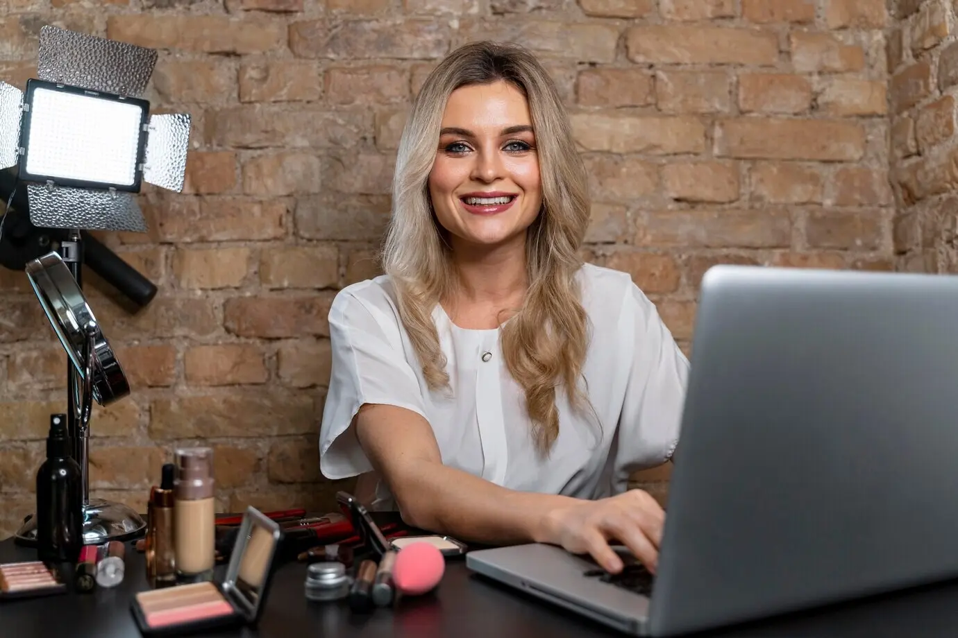 Бьюти-влогерка снимает видео для своих онлайн-подписчиков.