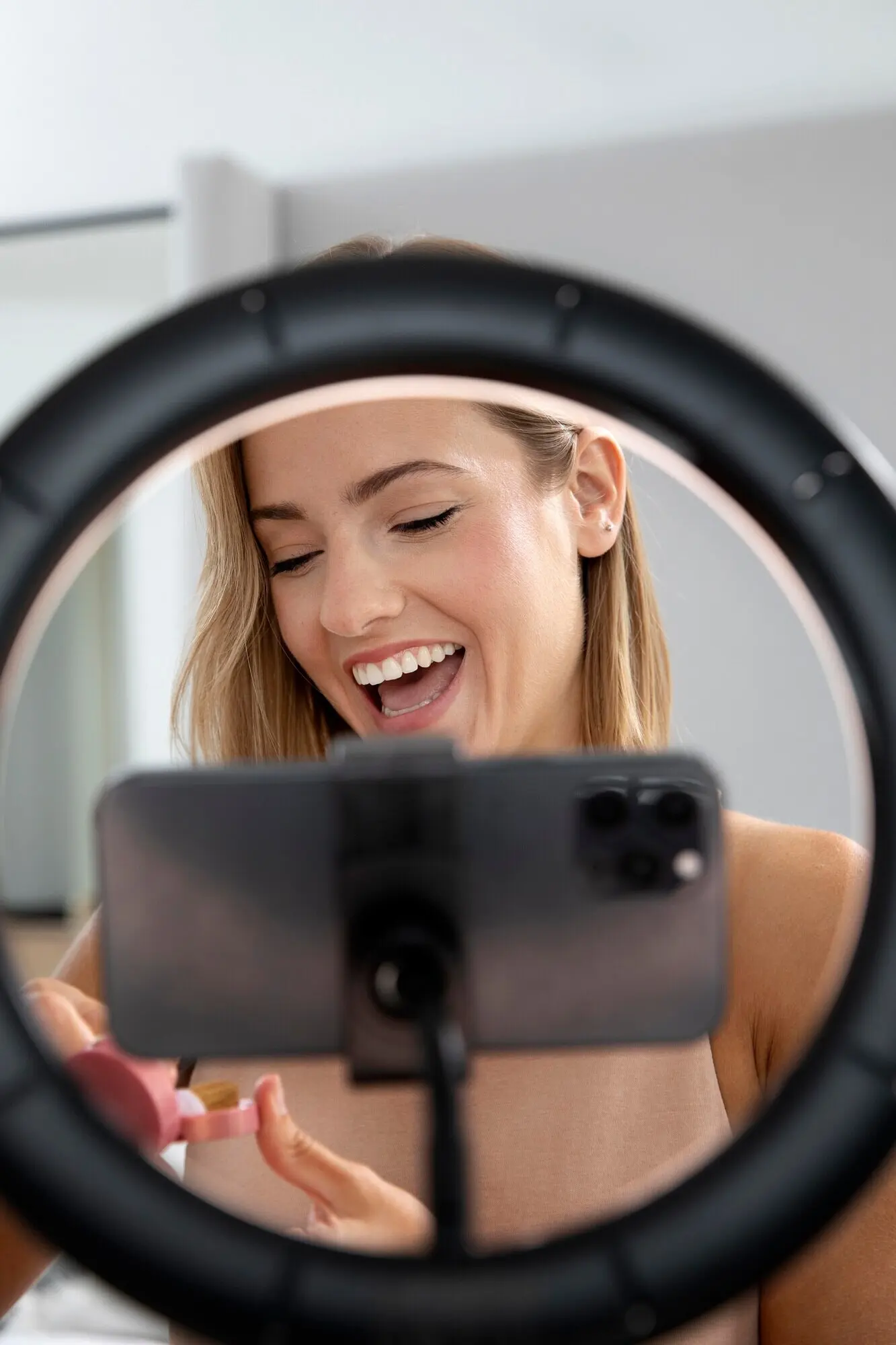 Влогер делает обучающее видео по макияжу.